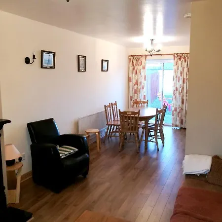 4 Bedrooms House At 400 M Away From The With Enclosed Garden And Wifi *